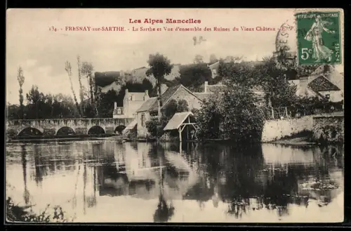 AK Fresnay-sur-Sarthe, La Sarthe et Vue d`ensemble des Ruines du Vieux Château