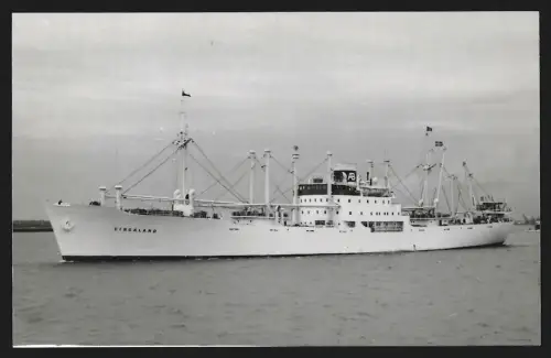 Fotografie Schwedisches Frachtschiff Vingaland in Fahrt vor dem Hafen