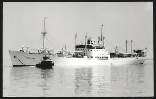 Fotografie Schwedisches Frachtschiff Vegaland auf dem Haken vom Schlepper Libertador