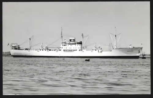 Fotografie Schwedisches Frachtschiff Vasaland an der Festmachertonne
