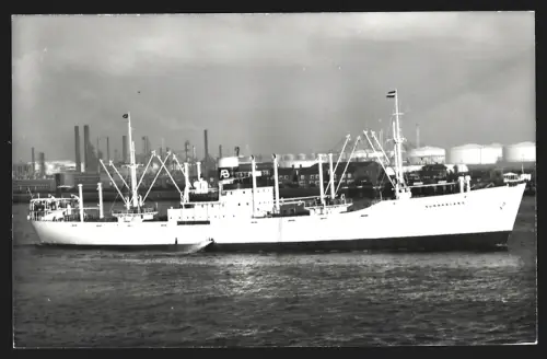 Fotografie Schwedisches Frachtschiff Sunnaland von 1940 vor einem Ölhafen