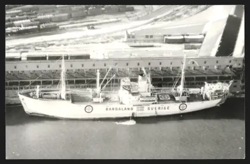 Fotografie Schwedisches Frachtschiff Bardaland von 1936 im Hafen festgemacht