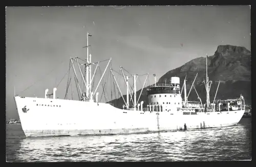 Fotografie Schwedisches Frachtschiff Birkaland von 1935 vor dem Tafelberg in Kaptstadt