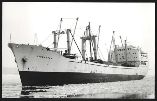 Fotografie Schwedisches Frachtschiff Vingaholm in Ballast in teils vereistem Wasser