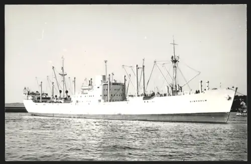 Fotografie Schwedisches Frachtschiff Vibyholm von 1951 im Schlepp