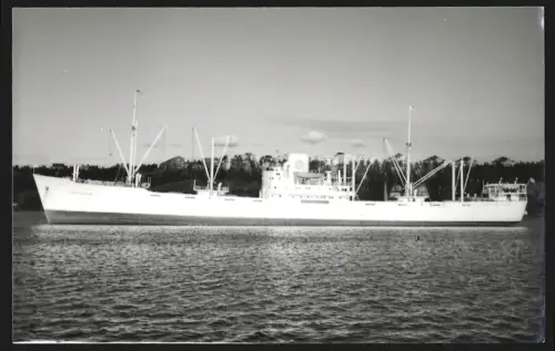 Fotografie Schwedisches Frachtschiff Uddeholm vor Anker liegend