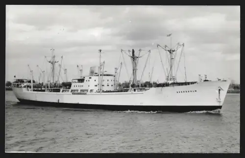 Fotografie Schwedisches Frachtschiff Svaneholm bei Einfahrt in den Hafen