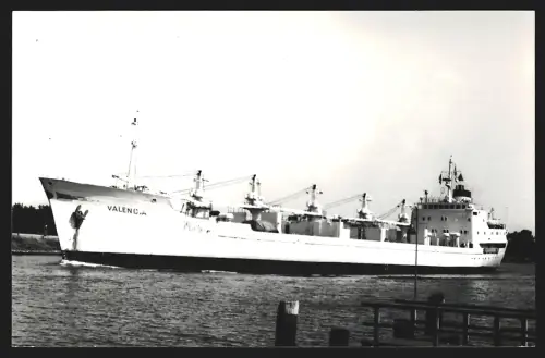 Fotografie Frachtschiff Valencia mit Schwergut-Ladebäumen an Deck