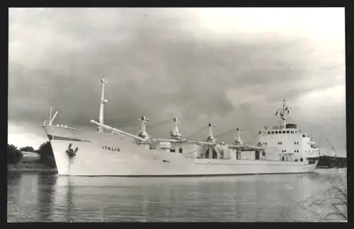 Fotografie Frachtschiff Italia mit Schwergut-Ladebäumen an Deck