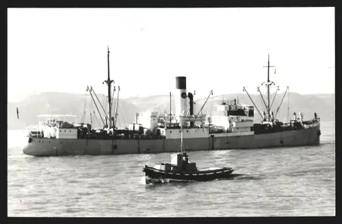 Fotografie Schwedisches Frachtschiff Hunneberg vor der Küste, im Vordergrund Motorbarkasse