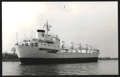 Fotografie Schwedisches Frachtschiff Dalmatia aus Göteborg mit Schwergut-Ladebäumen
