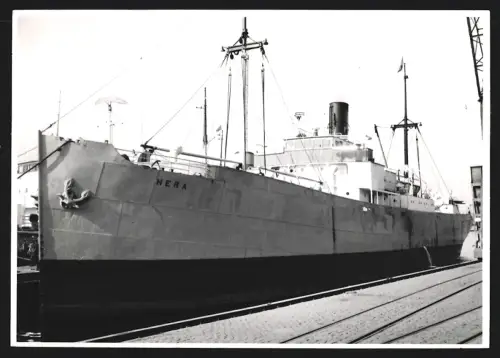 Fotografie Frachtschiff Hera beim Einschleppen in eine Schleuse