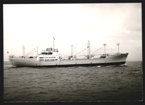 Fotografie Norwegisches Frachtschiff Havskar von 1960 hohe Fahrt laufend