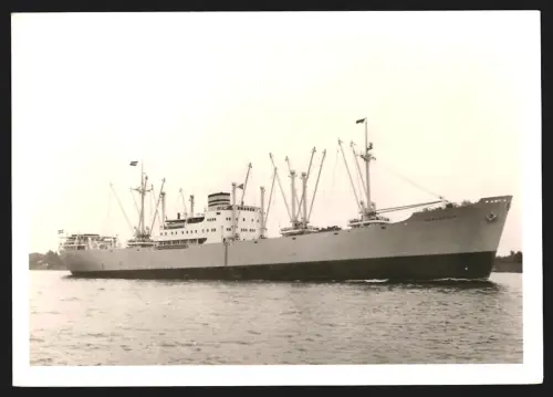 Fotografie Frachtschiff Sandanger bei Einfahrt in den Hafen