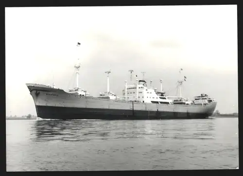 Fotografie Frachtschiff Skautroll in Ballast fahrend nähert sich einem westdeutschen Hafen