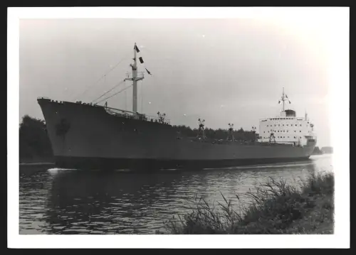 Fotografie Schwedisches Frachtschiff Atland aus Göteborg in einem Seekanal