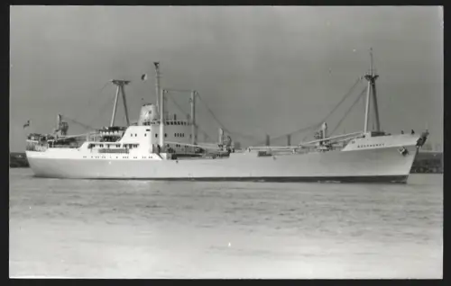 Fotografie Frachtschiff Bosphorus bei Einfahrt in den Hafen