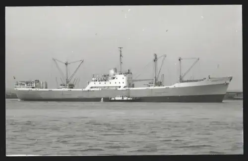 Fotografie Schwedisches Frachtschiff Borealis mit Lotsenboot längsseits