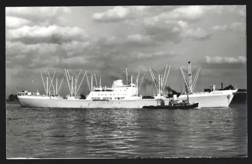 Fotografie Frachtschiff Bonanza in Begleitung von Schlepper