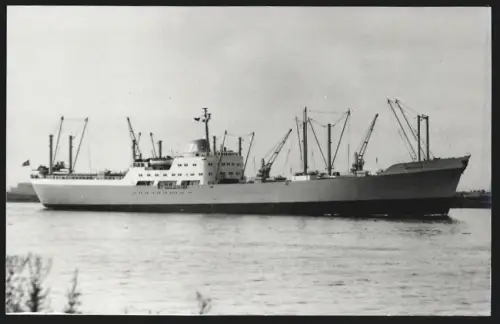 Fotografie Schwedisches Frachtschiff Bolinas bei Einfahrt in den Hafen