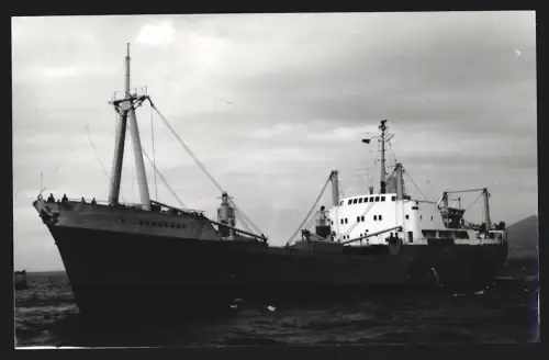 Fotografie Frachtschiff Bergerac auf Reede liegend