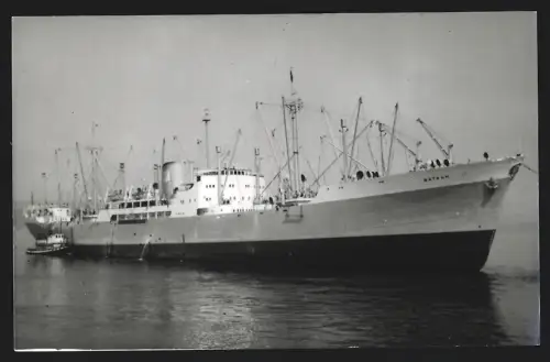 Fotografie Frachtschiff Bataan im Schlepp mit weiterem Schlepper am Heck
