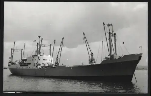 Fotografie Frachtschiff Balkis mit gesetztem schwarzen Ankerball