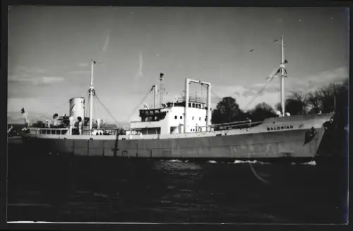 Fotografie Frachtschiff Baldrian in einem Seekanal