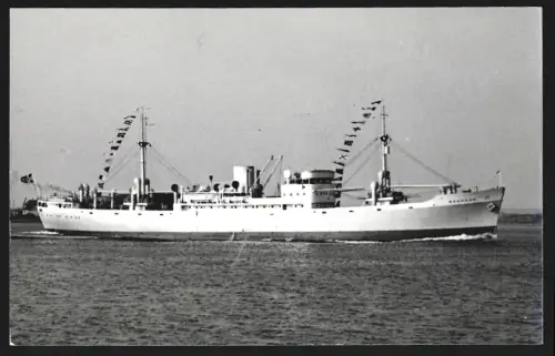 Fotografie Norwegisches Frachtschiff Baghdad mit gesetzten Signalflaggen