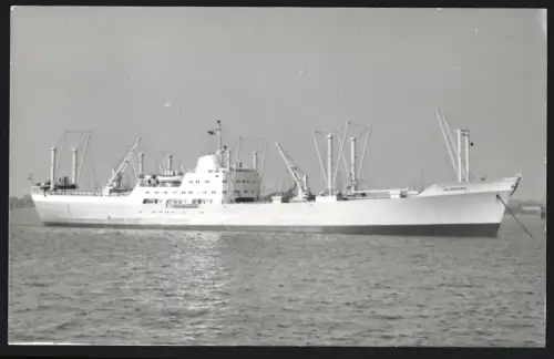 Fotografie Frachtschiff Burrard vor Anker liegend