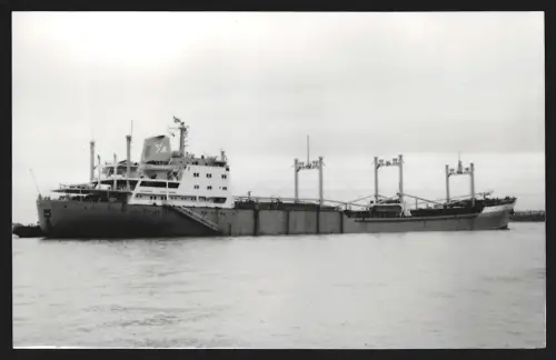 Fotografie Massengutfrachtschiff Brissac bei Einfahrt in den Hafen