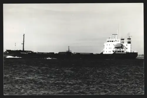 Fotografie Frachtschiff Ramnes tief beladen in Fahrt