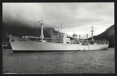 Fotografie Norwegisches Frachtschiff vor dem Tafelberg in Kapstadt