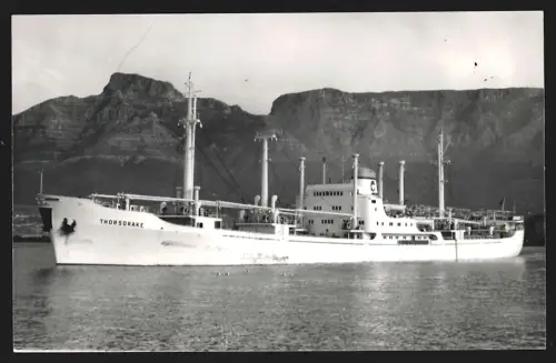 Fotografie Norwegisches Frachtschiff Thorsdrake vor dem Tafelberg in Kapstadt