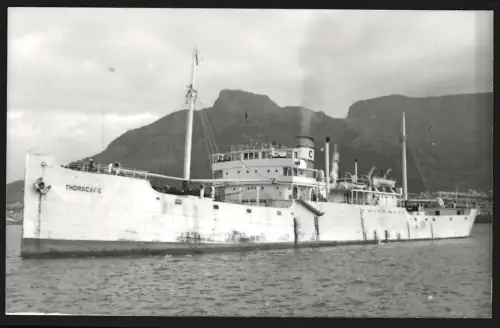 Fotografie Norwegisches Frachtschiff Thorscape vor dem Tafelberg in Kapstadt