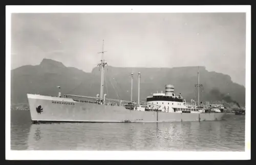 Fotografie Norwegisches Frachtschiff Kongsfjord auf der Jungfernfahrt vor dem Tafelberg in Kapstadt