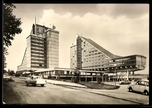 AK Oberhof /Thür., Interhotel Panorama, parkender Wartburg und Trabant
