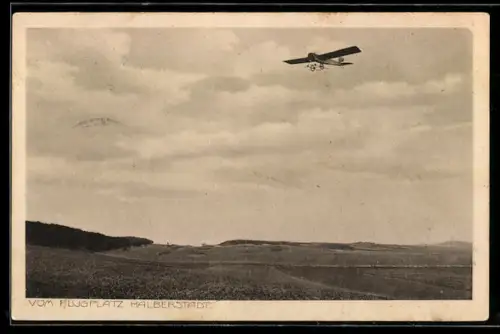AK Halberstadt, Eindecker-Flugzeug im Fluge über dem Flugfeld von Halberstadt