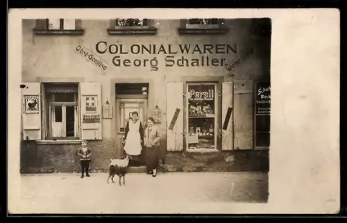 Foto-AK Kolonialwarengeschäft Georg Schaller, Emailleschilder Dapol Petroleum und Karnreiners Malzkaffee