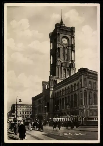 AK Berlin, Partie vor dem Rathaus mit Strassenbahn