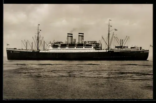 AK Passagierschiff Hamburg der Hamburg-Amerika Linie in Seitenansicht