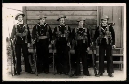Foto-AK Britische Seesoldaten in Landungsausrüstung mit Stahlhelm, Grewehr und Tornister