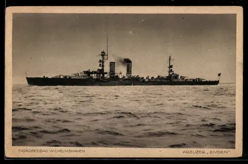 AK Leichter Kreuzer Emden der Kriegsmarine in Fahrt vor Wilhelmshaven