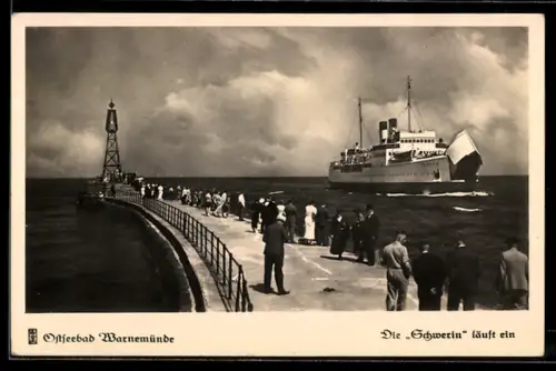 AK Warnemünde, Fährschiff Schwerin läuft in den Hafen ein