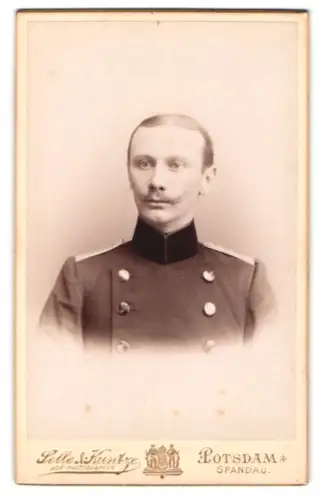 Fotografie Selle & Kuntze, Potsdam, Schwertfegerstr. 14, Offizier im Uniformmantel, Spandau 1898