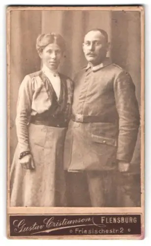 Fotografie Gustav Christiansen, Burg b. Magdeburg, Schartauer Str. 16, Soldat in Feldgrau Uniform mit Frau