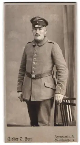 Fotografie Aterlier O. Burs, Barmstedt i. H., Chemnitzstrasse 5, Soldat in Feldgrau Uniform mit Schirmmütze und Bajonett
