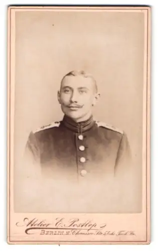 Fotografie E. Postlep, Berlin, Chaussee-Strasse 5, Gardesoldat in Uniform