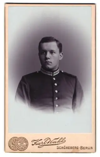 Fotografie Karl Wahl, Schöneberg-Berlin, Hauptstr. 1-2, Gardesoldat in Uniform