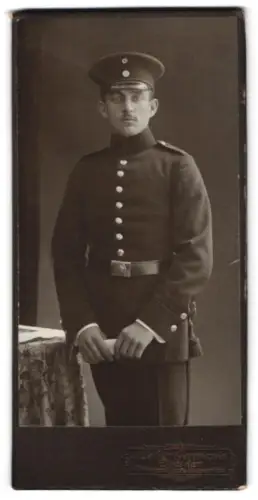 Fotografie Atelier Germania, Dresden, Elisenstr. 71, Soldat in Uniform mit Schirmmütze und Bajonett